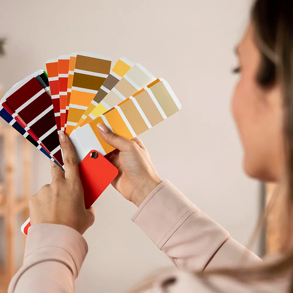 woman hold color pallet